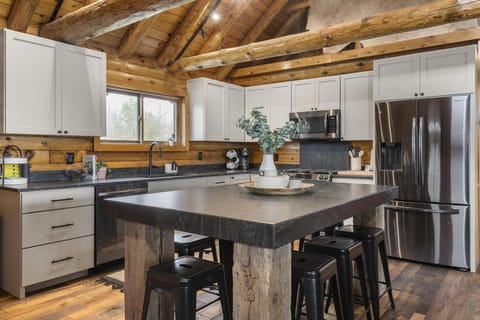 Fully Equipped Kitchen & Island (Seats 8)