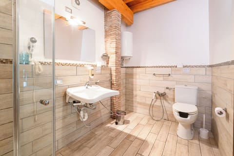 Deluxe Apartment, 1 Bedroom, Accessible | Bathroom | Shower, free toiletries, hair dryer, towels