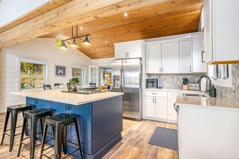 Fully equipped kitchen with work island bar seating