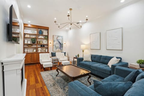 The bright & comfortable living room welcomes you