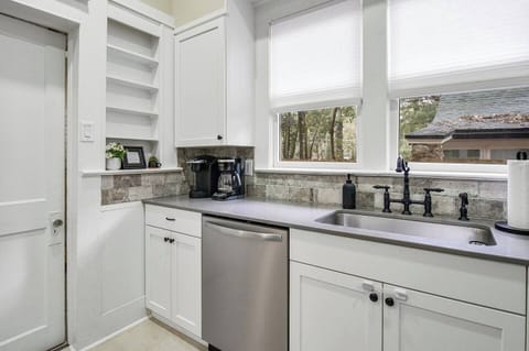 A Keurig, drip coffee & tea kettle are available