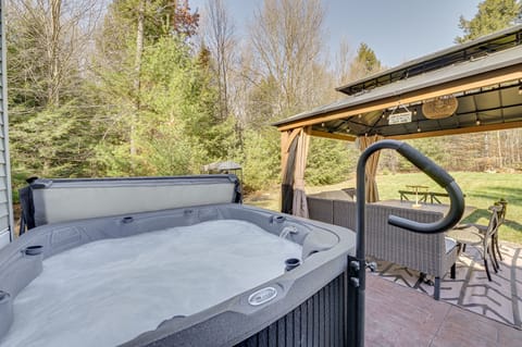 Northville Vacation Rental | 3BR | 2BA | 7 Stairs to Access | 980 Sq Ft