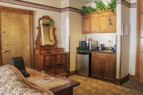 Suite, 1 King Bed, Jetted Tub | Living area | Flat-screen TV