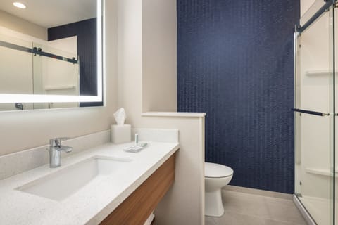 Standard Room, 2 Queen Beds | Bathroom