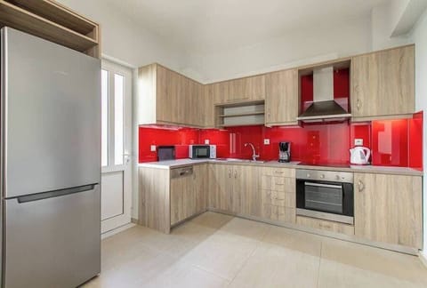 Contemporary Kitchen with Complete Amenities