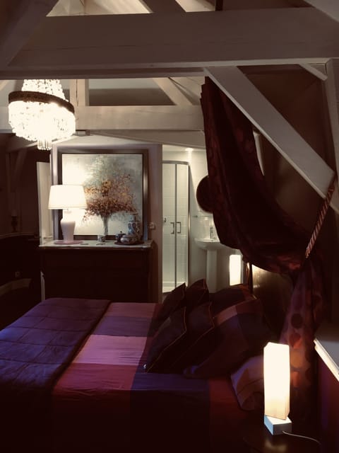 Chambre Victorienne | Laptop workspace, soundproofing, free WiFi, bed sheets