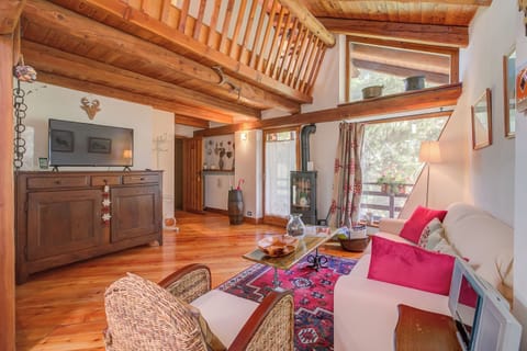Standard Apartment, Multiple Bedrooms, Mountainside (Romito Lodge Apartment Mountain) | Living room | 21-inch Smart TV with digital channels, stereo