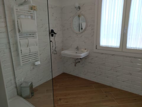 Luxury Suite | Bathroom | Shower, rainfall showerhead, hair dryer, bathrobes