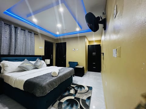 Executive Suite | Desk, laptop workspace, blackout drapes, free WiFi