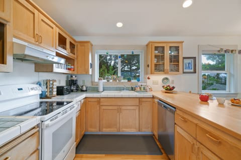 Fully equipped Kitchen with bar seating