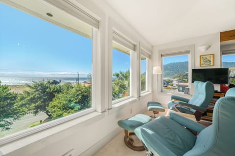 Oceanview living room with streaming tv w/ basic channels, reading nook, electric piano, and hideabed. Access to deck with ocean view .