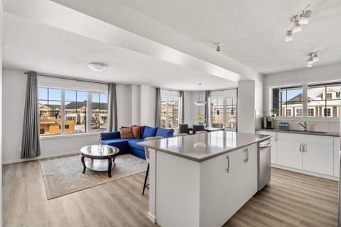Cozy & Spacious Living Room & Kitchen Island