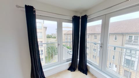 Apartment, 4 Bedrooms | Desk