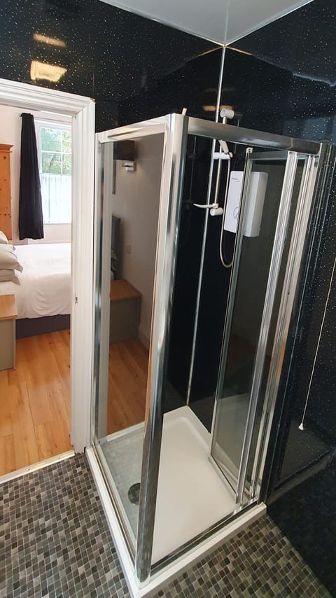 Comfort Triple Room (R3) | Bathroom | Towels
