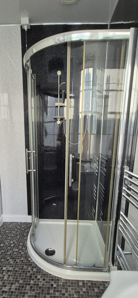 Economy Double Room (R5) | Bathroom | Towels