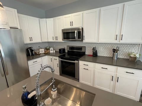 Kitchen: Sleek design with modern appliances, perfect for culinary adventures!