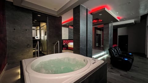 Luxury Studio Suite, 1 Bedroom | Premium bedding, down comforters, individually decorated