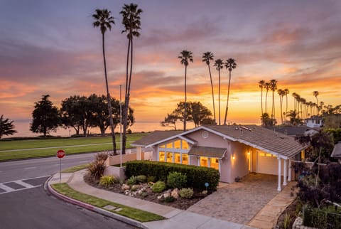 On the bluffs of Shoreline Park this home offers amazing views and exceptional stays