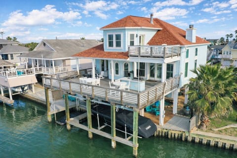 Waterfront vacation rental with large deck and heated pool in Jamaica Beach, Texas