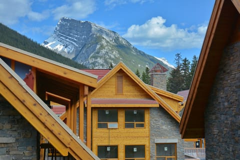 The design of this property features mountain elegance with warm, natural materials.