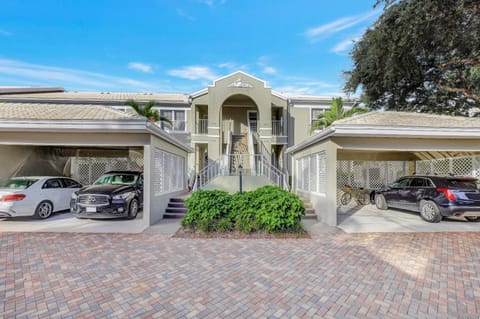 Welcome to Pelican Bay Chanteclair Maison