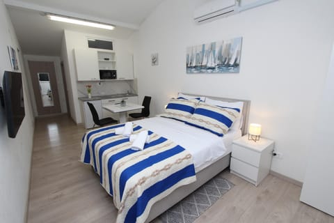 Studio | Living area | 80-cm flat-screen TV with satellite channels