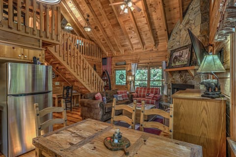 Vaulted ceiling - Golden Eagle GA Cabin