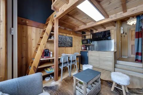 7498c4e5-9211-4a83-95dc-d4967a04e332