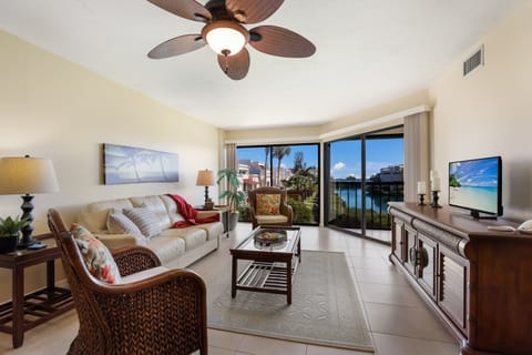 Condo, 2 Bedrooms | Living area
