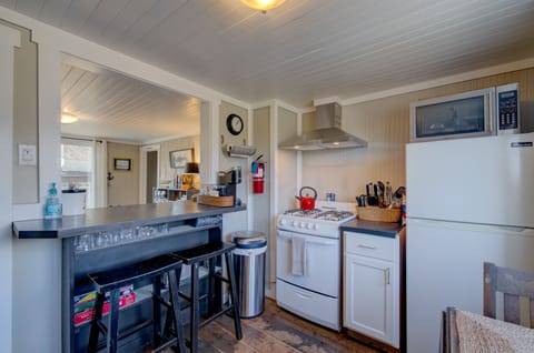 Kitchen stove, fridge, and dine-in bar