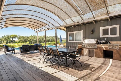 Spectacular covered outdoor entertaining area with al fresco dining for 8, a built-in BBQ grill station & stunning pool and vineyard views beyond.