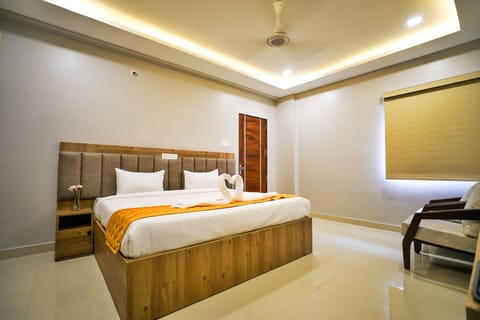 Deluxe Double Room | In-room safe, blackout drapes, free WiFi, bed sheets