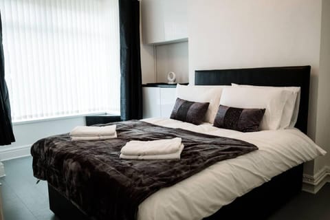 House | 4 bedrooms, iron/ironing board, free WiFi, bed sheets