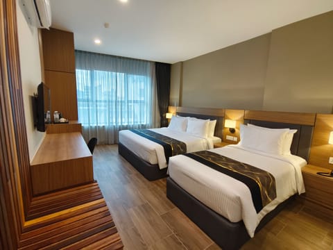 Deluxe Triple Room | Minibar, in-room safe, iron/ironing board, free WiFi