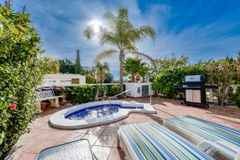 Private garden and pool - heated jacuzzi