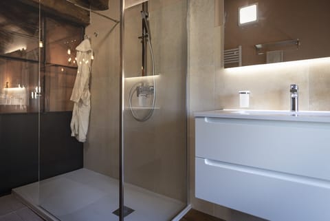 VITTURI | Bathroom | Free toiletries, hair dryer