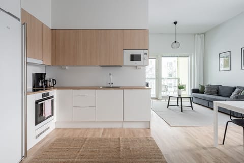 Deluxe Apartment | Private kitchen | Full-size fridge, microwave, oven, stovetop