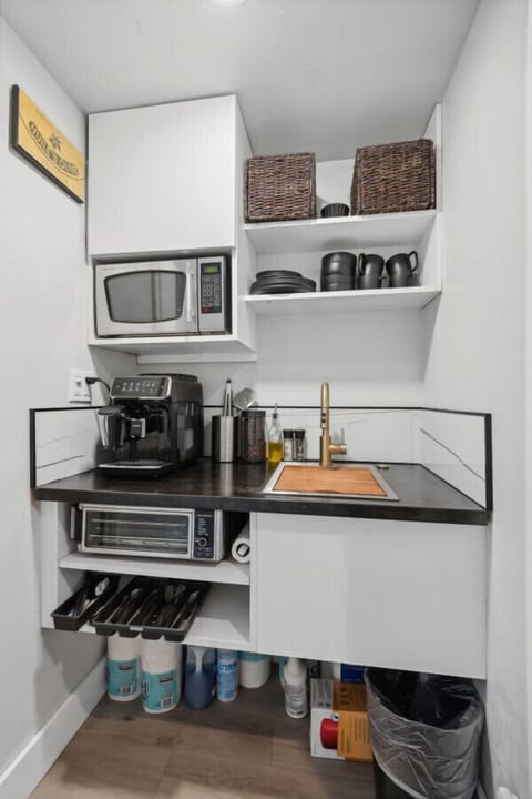 Kitchenette with Essentials (Automatic Coffee Machine - Ninja Oven - Microwave  ++)