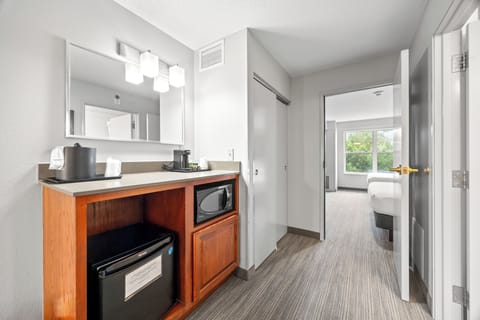 Frette Italian sheets, premium bedding, pillowtop beds, desk