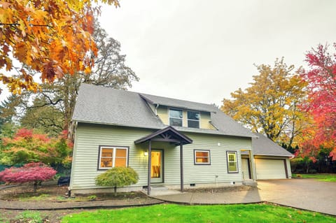 Milwaukie Vacation Rental | 3BR | 2BA | 1,600 Sq Ft | 2 Steps Required