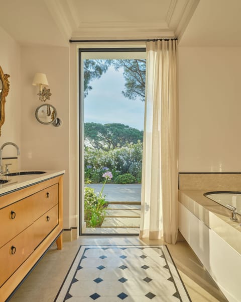 Suite (Victoire) | Bathroom | Separate tub and shower, designer toiletries, hair dryer, bathrobes