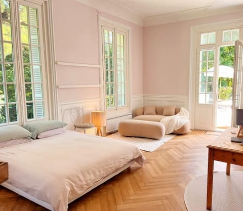 La piece principale, 4m de hauteur sous plafond, parquet moulure et accès terrasse