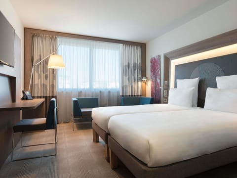 Standard Room, 2 Twin Beds | Premium bedding, minibar, in-room safe, desk