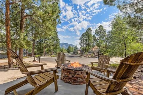 One of 3 outdoor fire pits at Honeycomb Pines, Flagstaff Arizona. This one has a beautiful mountain view. 1 hour from Sedona, 10 minutes to Snow Bowl Ski Resort. 10 minutes to downtown Flagstaff.