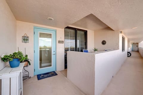 Entrance and front patio facing west/sunset