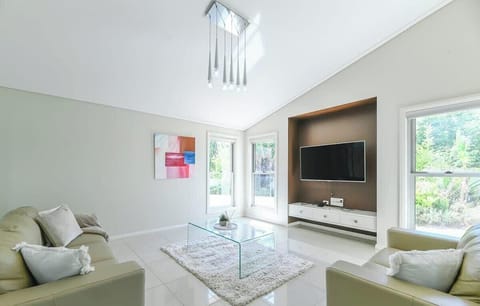Southlakes Haven | Lake Views, Pet Friendly