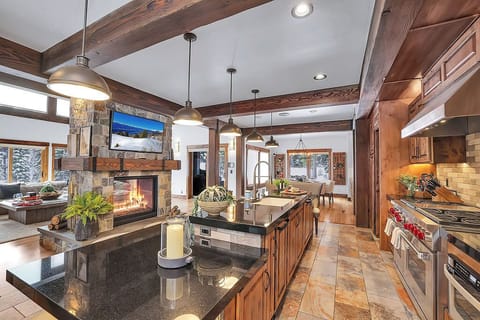 This is for people who actually cook—sharp knives, quality pans, and plenty of counter space for big breakfasts and après‑ski spreads.