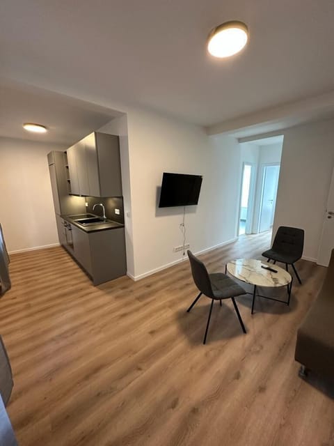 40-inch Smart TV with cable channels, heated floors