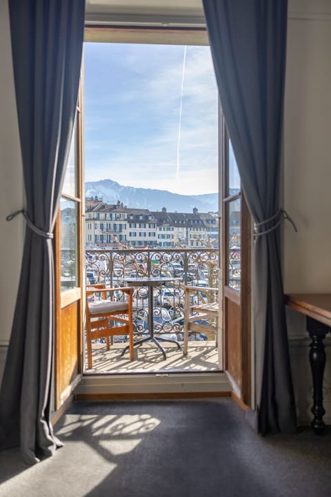 Family Room, Shared Bathroom | Individually furnished, desk, laptop workspace, free WiFi