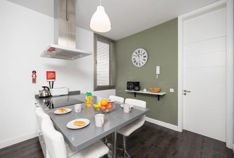 Equipped kitchen with dining area